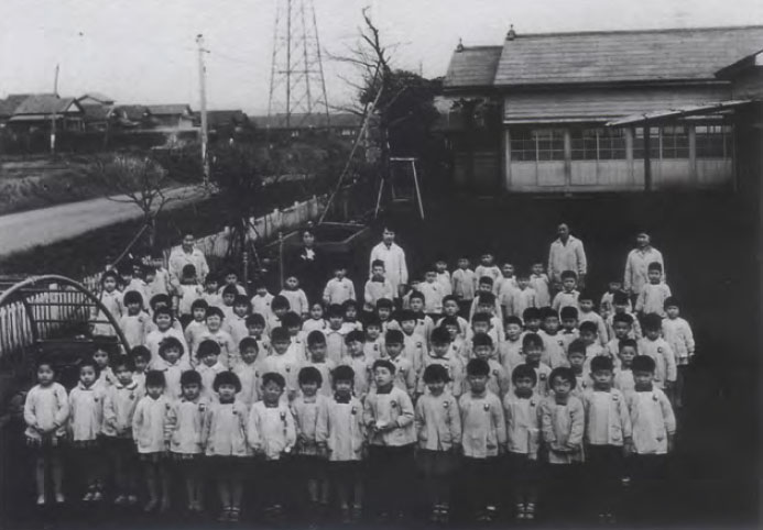 昭和34年当時の全園児と教職員
